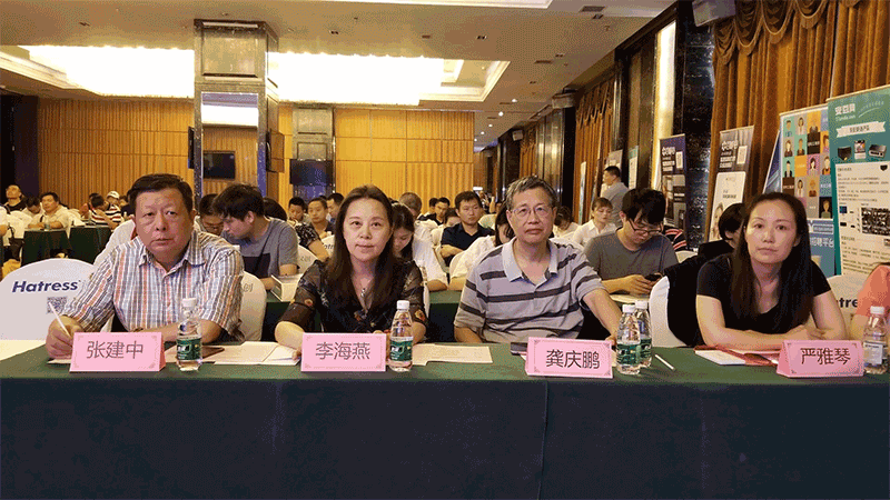 參會(huì)成員聆聽鄭總講解共享加裝電梯方案ppt